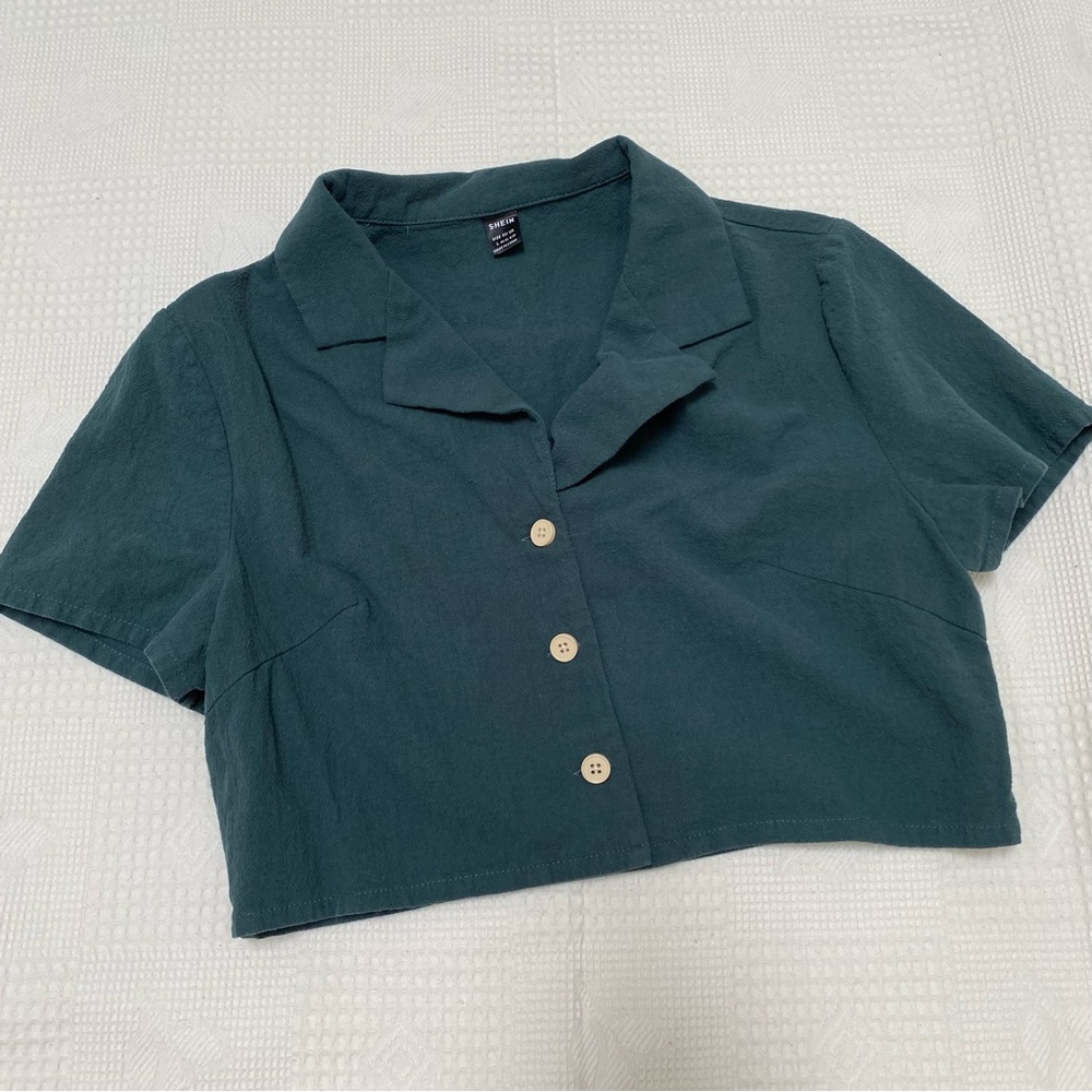 Dark green short sleeve crop top shirt